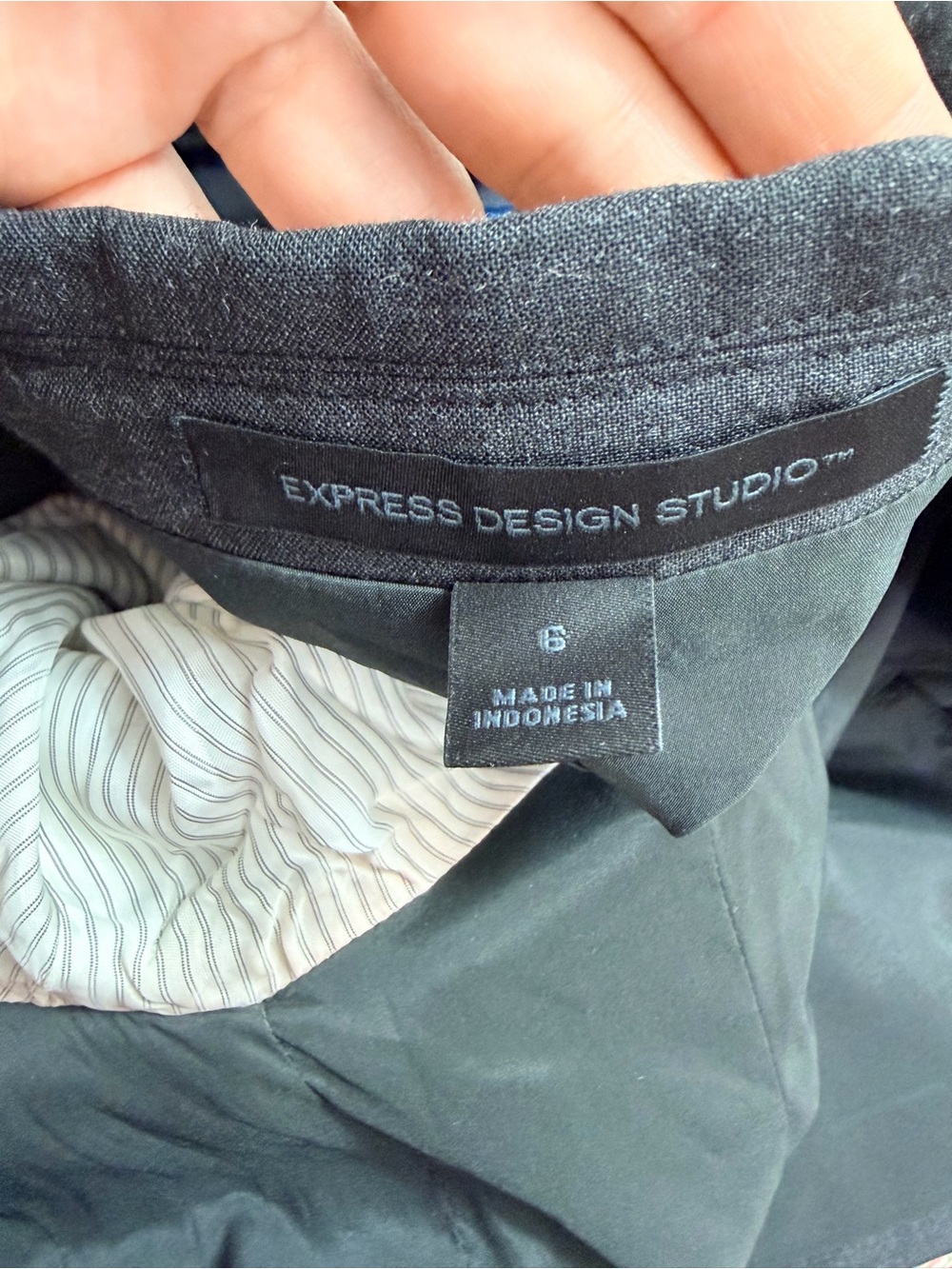 Express Design Studio Women’s Size 6 Long Sleeve Dark Gray 2 Button Blazer - Picture 9 of 9